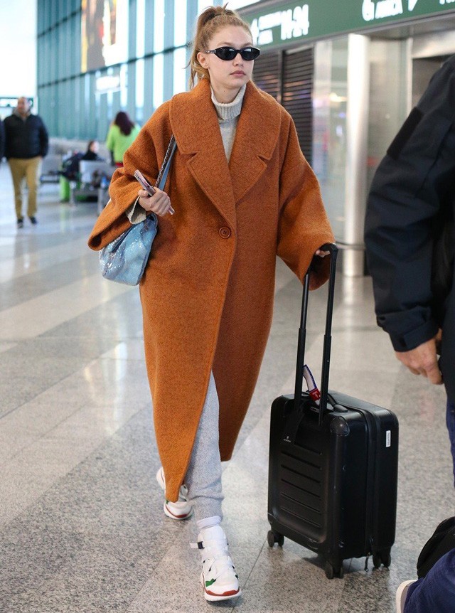 Gigi Hadid repülőtéri szettje
