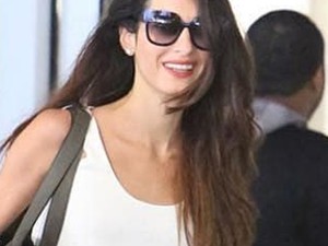 Ez hogy lehetséges? Amal Clooney még háremnadrágban is 100 százalék nőiesség!