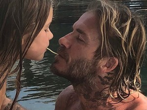 Imádni fogod, ahogy a kis Harper Beckham kisminkelte a szüleit!