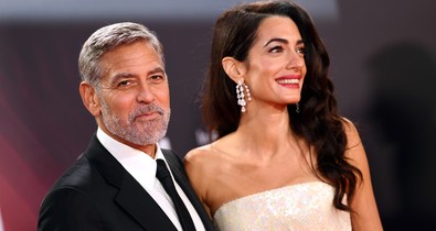 Amal Clooney egyszerű, mégis pikáns ruhában lépett vörös szőnyegre, ragyog a boldogságtól George Clooney mellett