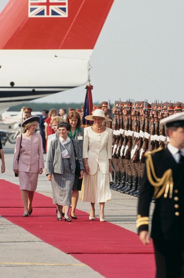 Diana és Károly 1990. május 7-én érkeztek meg Ferihegyre.