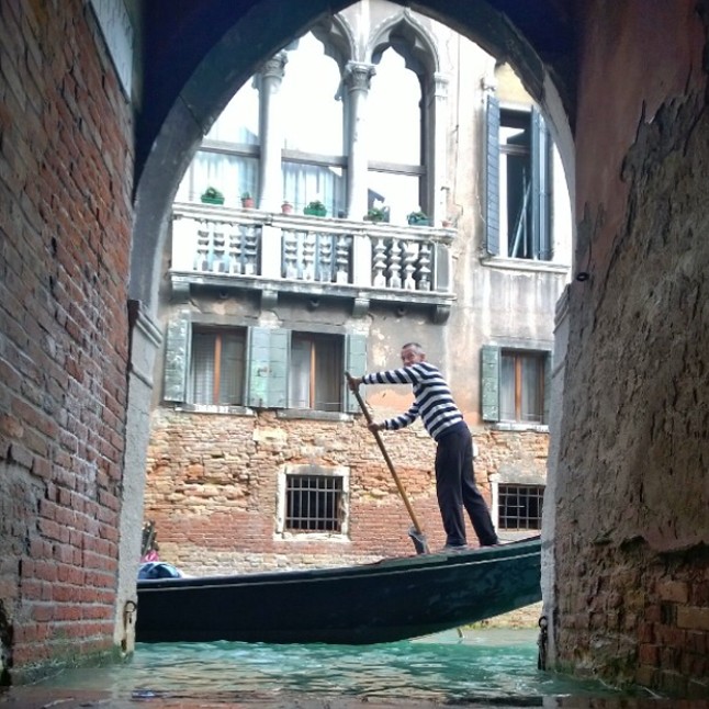 Erre a képre öt percet kellett várni guggolva a csatorna partján egy árkád alatt. Igaz, hogy az össze többi újságírónak megvan majdnem ugyanez, de én más filtert tettem rá mint ők, így mágiscsak az enyém.