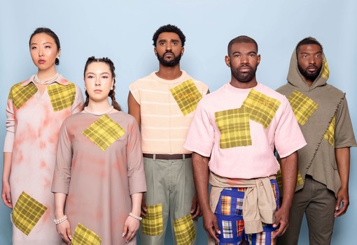 Magyarországon kapott életműdíjat a világhírű amerikai designer: ő a fenntartható divattervezés koronázott királya