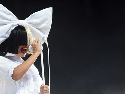 Sia kivételesen nem takarta el az arcát a Los Angeles-i eseményen