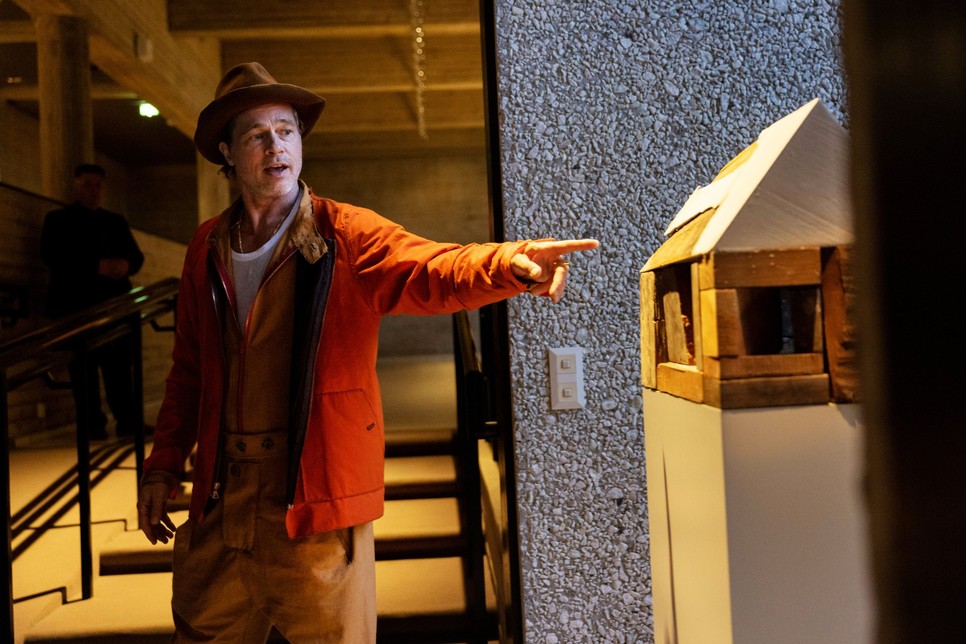 Brad Pitt és egyik alkotása a Nick Cave-vel közös kiállításán a finn Sara Hilden Art Museum-ban.