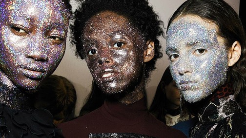 Félelmetes: csillám fedte el a modellek arcát a bemutatón!