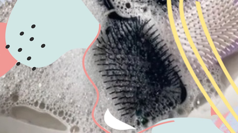 Gusztustalan: ha megnézed ezt a Tiktok videót, te is azonnal kimosod a hajkeféidet