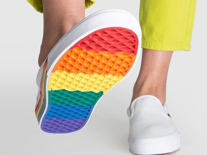 Mindenki ezekre a szivárványos cipőkre vadászik a nyáron 