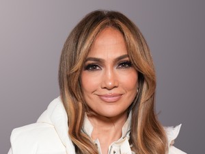 Jennifer Lopez minden idők legmélyebb dekoltázsában bulizott: valami elképesztően felszabadult időszakát éli az énekesnő