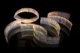 Köblitz Birgit - Vereczkey Szilvia NÉGYKEZES KOTTA, 202350x160x110 cm; rogyasztott üvegcsövek, hernyóselyem szálak, növényi rostok, fémszálak, különböző talált szálak, egyedi technikafotó: M. Fodor Éva