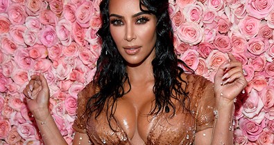 Kim Kardashian bemutatja a meztelenruhát, ami minden eddigi meztelenruhát felülmúl