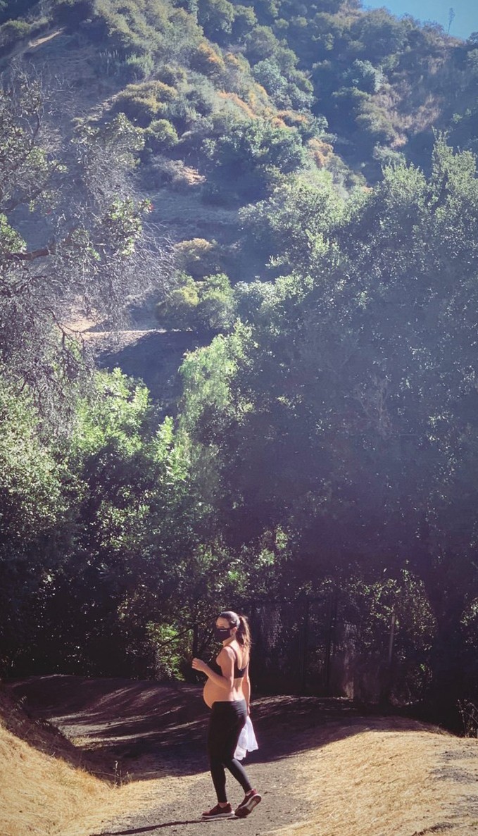 Lea Michele visszatért Instagramra egy csodás képpel a nagy hasáról