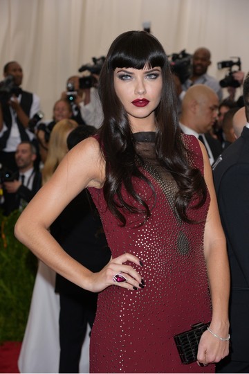 Adriana Lima meghökkentő egyenes frufruval mutatkozott.