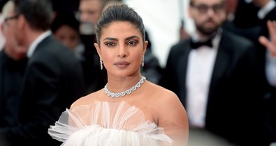 Priyanka Chopra drámai meztelenruhában tündökölt a vörös szőnyegen