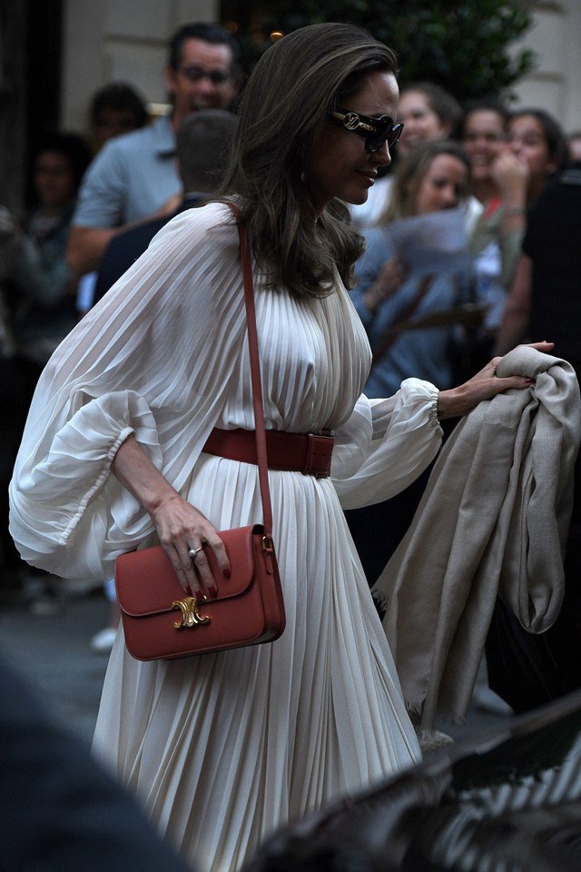 Angelina Jolie ruhája olyan gyönyörű, hogy még bimbóvillantásáról is eltereli a figyelmet