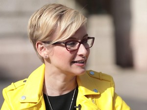 Lakásra gyűjtőtt, drága pezsgőket vett belőle - így indult Anett igazi karrierje