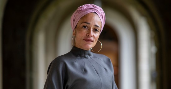 Ő Zadie Smith, a kortárs brit irodalom legélesebb és legérdekesebb hangja
