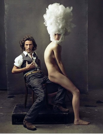 Raquel Zimmermann Annie Leibovitznak pózol egy 2009-es Vogue Paris divatanyagban.