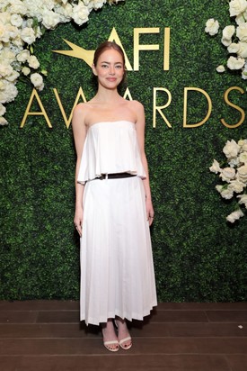 Emma Stone egy elegáns, pánt nélküli Calvin Klein kreációba bújt. 