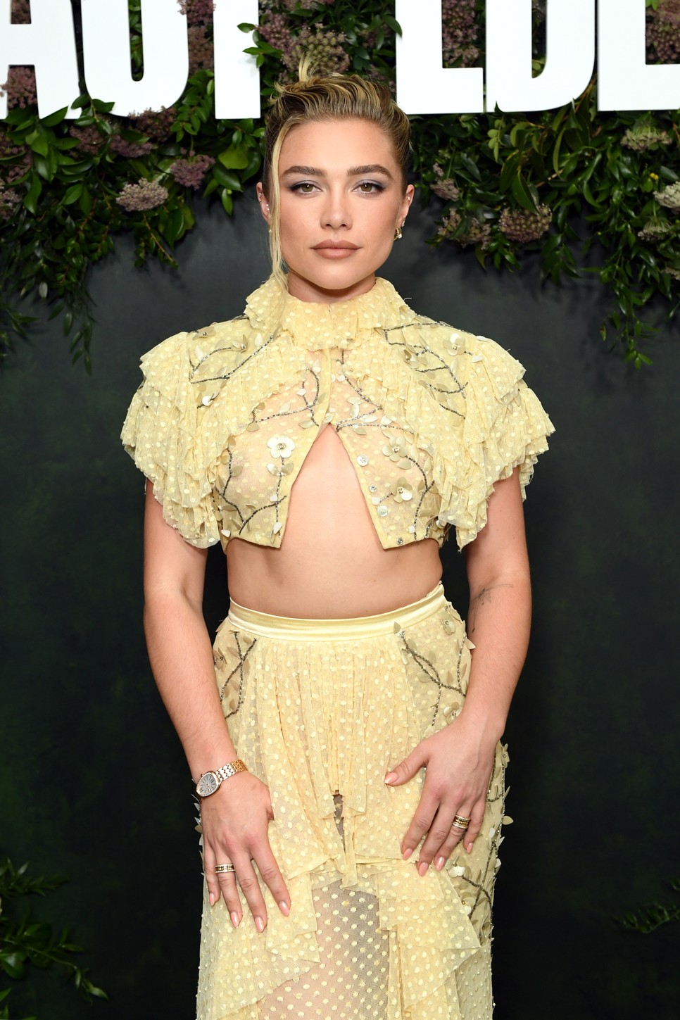 Florence Pugh vajsárga ruhája egyszerre kacér és romantikus választás