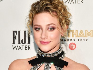 Sosem viselt még ennyire előnytelen ruhát Lili Reinhart