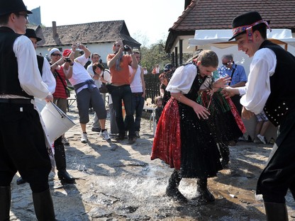 Nem a locsolás a legrosszabb: furcsa húsvéti szokások a világból