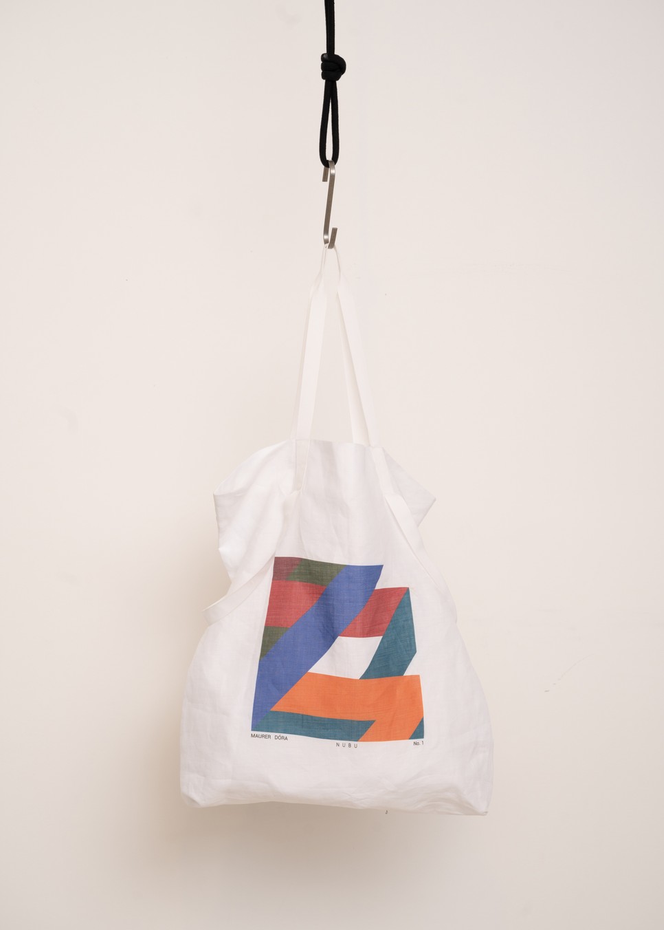 A vászontáskád ezennel Maurer Dóra műaélotás is egyben, a NUBU-nak és a művészeteket mindig nagyon támogató Garam Juditnak köszönhetően