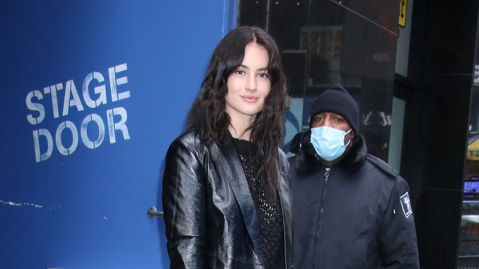 Grace Van Patten színésznő az AERON ikonikus Mercedes blézerében lépett ki a Good Morning America című tévéshow forgatásáról