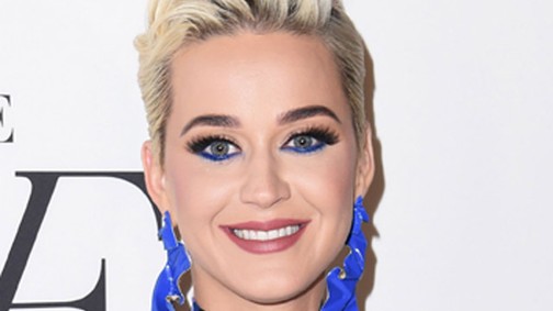 Csak Katy Perry tudja ilyen tökéletesen kombinálni a sminkjét a ruhájával