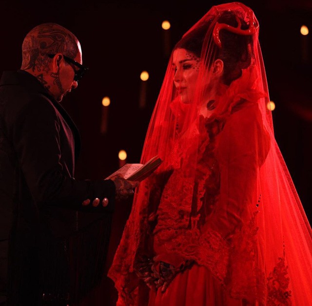 A legutóbb Kat Von D horroresküvőjén láttunk hasonló jelmezszerű menyasszonyi ruhát. Az biztos, hogy a tetoválóművész ceremóniája volt az egyik legbizarrabb lagzi, amit láttunk: