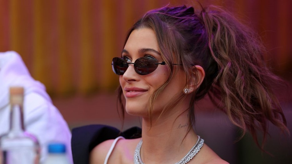 Hailey Bieber jorts-ban hódít!