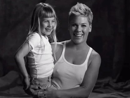 Pink új klipjében kislányának énekel arról, hogy harcolni kell a szabadságért