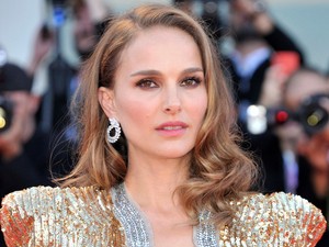 Natalie Portman denevérruhában, és taplig aranyban is lenyűgöző volt Velencében