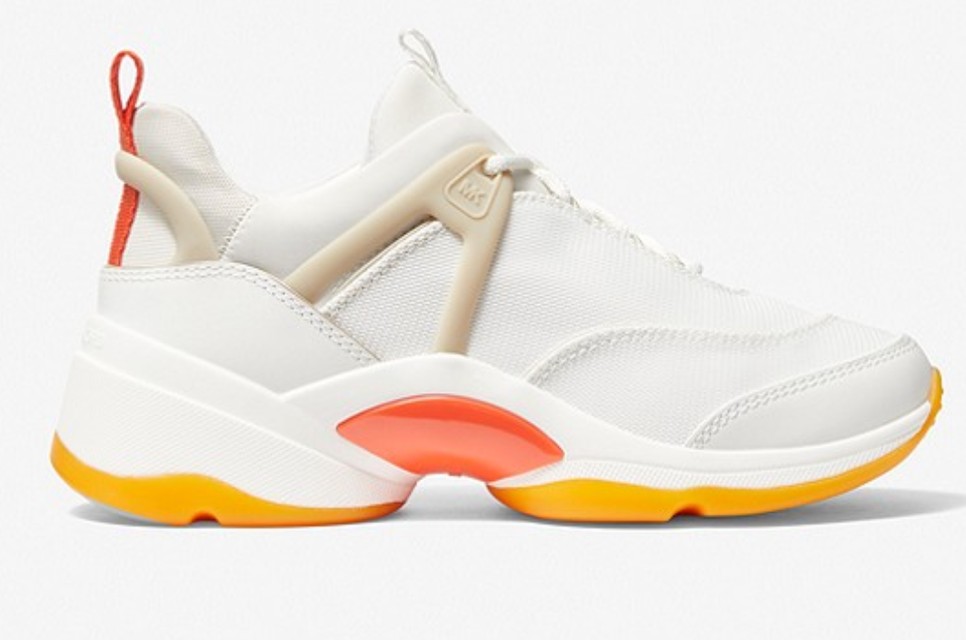 A klasszikus hófehér tornacipő igazi jolly-joker, mutatjuk, hogyan viseld idén nyáron