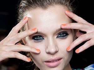 Sárga és piros körömlakk nyárra