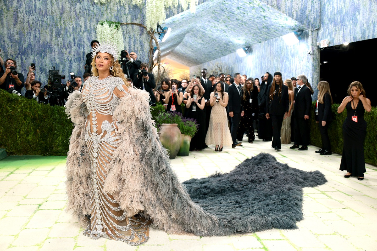 Beyoncé minden téren maximalista, és ezt a Met-gála szőnyegén sem változott: Olivier Rousteing tervezte csontváz meztelenruhája káprázatosan ötletes és gyönyörű volt.