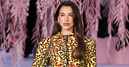 Dua Lipa pucérruhájából csak úgy üvölt a meztelenség, hatalmas dekoltázst villantott a Brit Awards színpadán