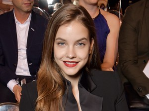 Zseniális szettben divatozott Palvin Barbara Párizsban