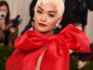 Úristen! Mit művelt Rita Ora a hajával az idei MET gálán?