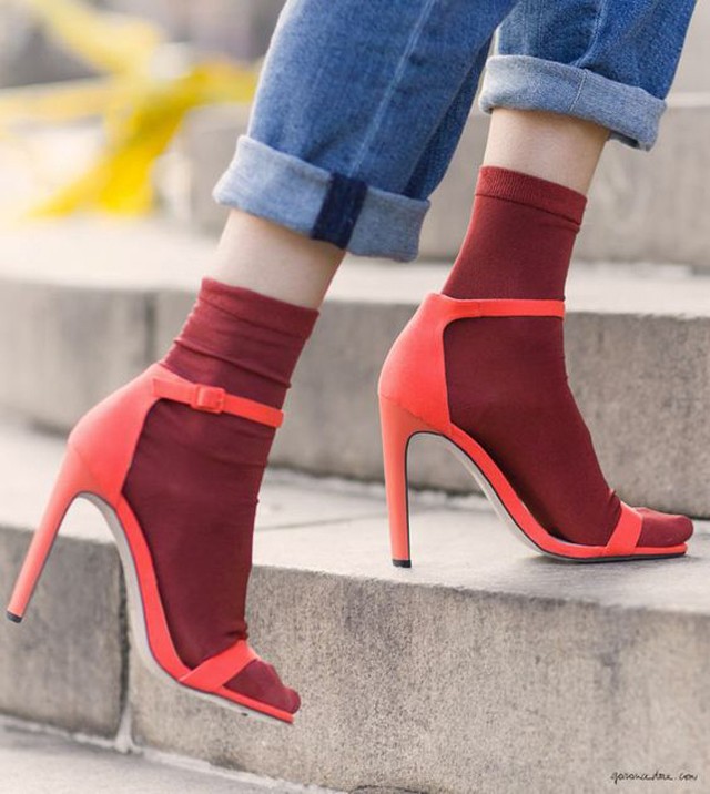 Cuki vagy ciki? Hódít a szandál-zokni trend!