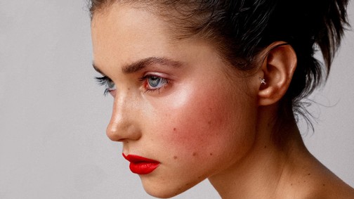 Viselj piros rúzst, és szólalj fel a nőkkel szembeni erőszak ellen!