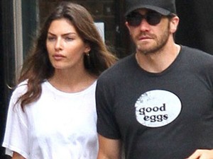 Jake Gyllenhaal is bombázó testű modellel jár