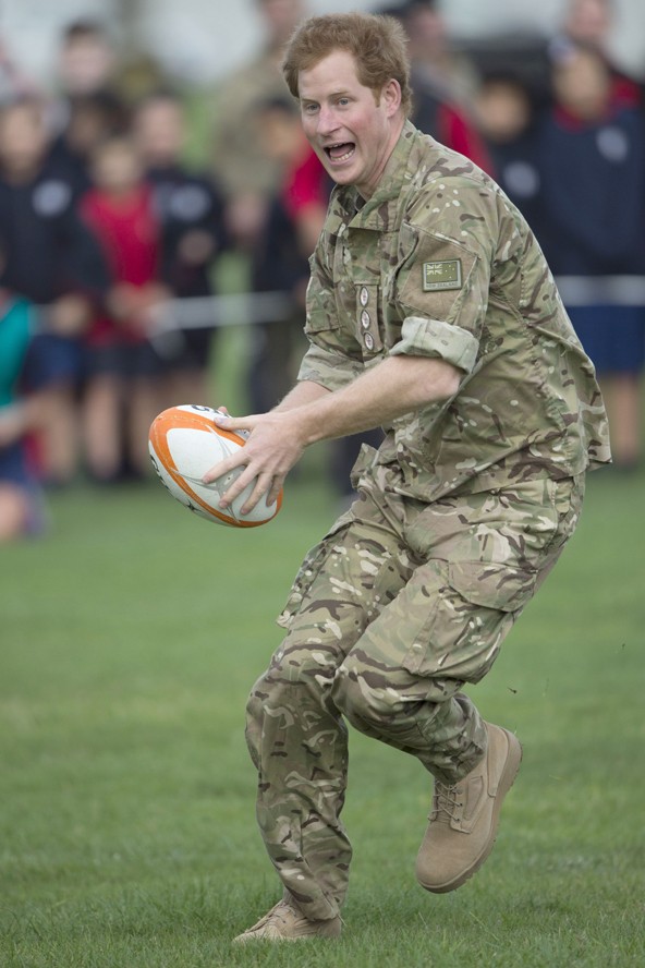 Új-Zéland: kisállat, gyerekek, jótékonyság, nózipuszi, mi hiányzik? RÖGBI! Kérhetünk grimaszolós változatot? Hát persze, tessék!