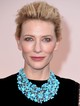 2015 – Cate Blanchett egy lenyűgöző Tiffany & Co. nyakláncot viselt. A szín, a textúra, és az a különleges kontraszt, hogy messziről egyszerűnek tűnik, mégis közelről rendkívül részletgazdag, a valaha volt egyik legmutatósabb ékszerré teszik. Bár a legtöbb forrás türkizként említi, a nyaklánc akvamarint, gyémántot és platinát is tartalmaz.
