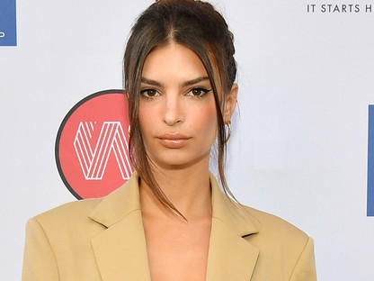 Váó! Emily Ratajkowski szőrös hónaljjal pózol új fotóján