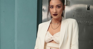 Shay Mitchell egy hullaházban szexizik bézs kosztümben