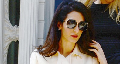 Amal Clooney megint megvillantotta a formás lábait