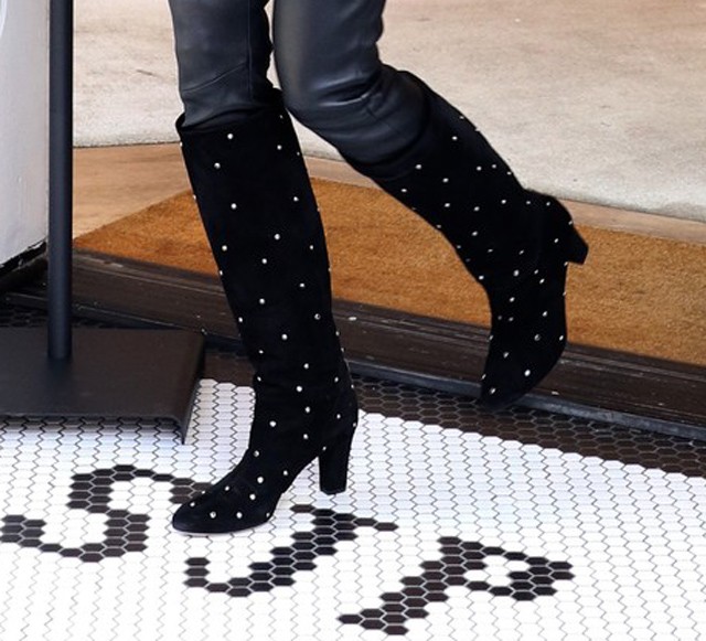 A fekete csizma unalmas? Szuper trükk Sarah Jessica Parkertől, hogy ne legyen az