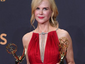 Mindenki megdöbbent! Nicole Kidman szájon csókolta Alexander Skarsgardot a férje szeme láttára!