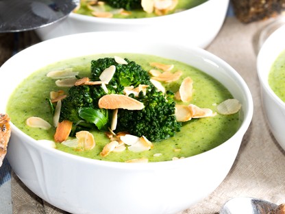 Egy újabb szuperegyszerű, laktató leves: brokkolikrém-leves pirított mandulával